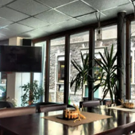 Weincafe Korkenzieher 펜션 브리에델